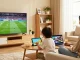Test iptv 24h dans un salon moderne avec une famille regardant des contenus IPTV