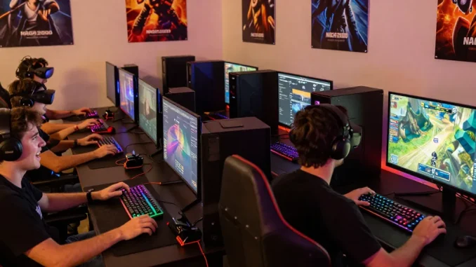 NAGA2000 online gaming platform session with players excitedly engaging in multiplayer challenges.